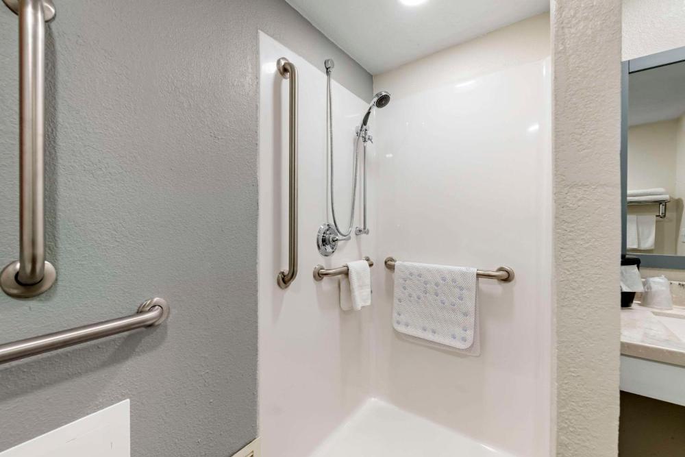 1 Queen Bed - Efficiency Suite/Disability Access - Non Smoking interior